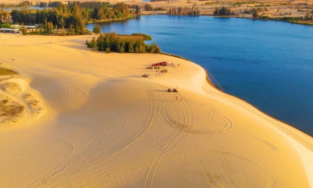 Bàu Trắng tạo nên một khung cảnh kỳ ảo như ở xứ sở thần tiên